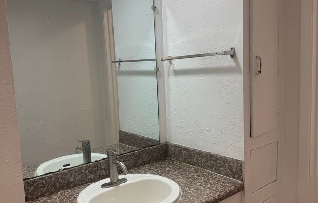 2 beds, 1 bath, 715 sqft, $1,340
