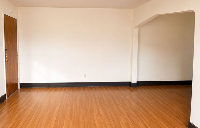 *** Spacious 1 Bedroom Apartments in the Heart of Mt. Lebanon * Pet Friendly  * Walk to the T * Available Now ***