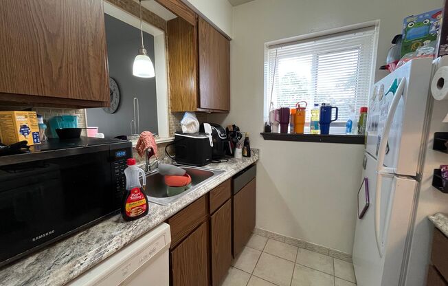 2 beds, 1 bath, $1,295, Unit 201