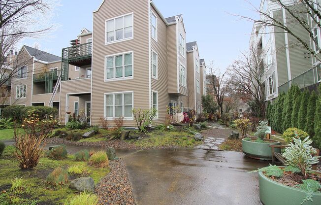 SPECIAL: 1 MO FREE - Gorgeous 2 Bedroom/2 Bath River Place Condo!
