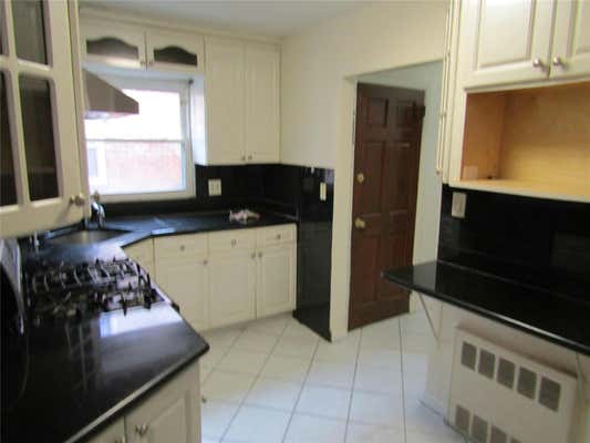 2 beds, 1 bath, 979 sqft, $2,500