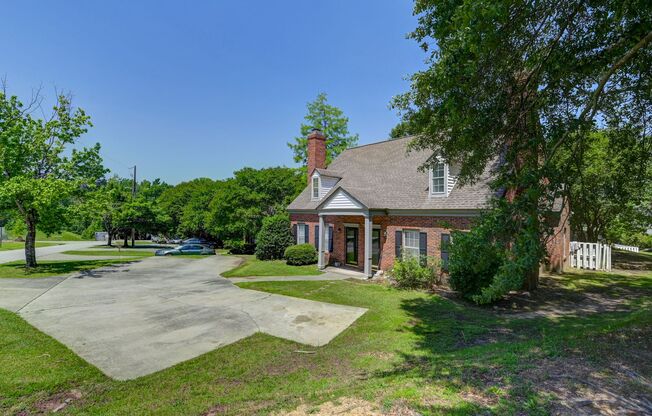 Renovated 2‑Bed End‑Unit Steps from Lexington Medical Center – Pets Welcome!
