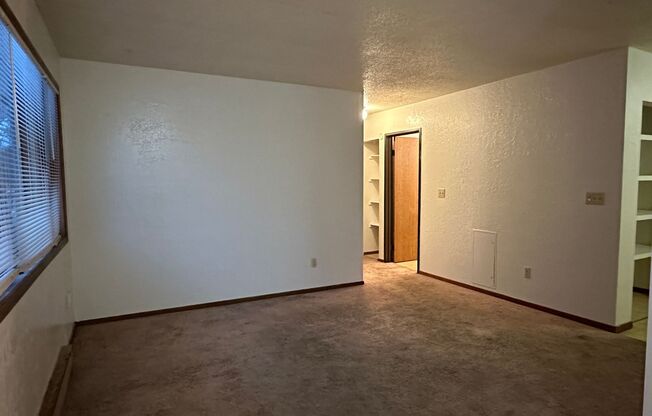 2 beds, 1 bath, $740, Unit 16-16