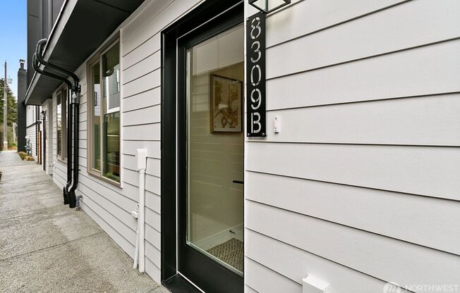 Gorgeous newer town home on a quite street of North Ballard