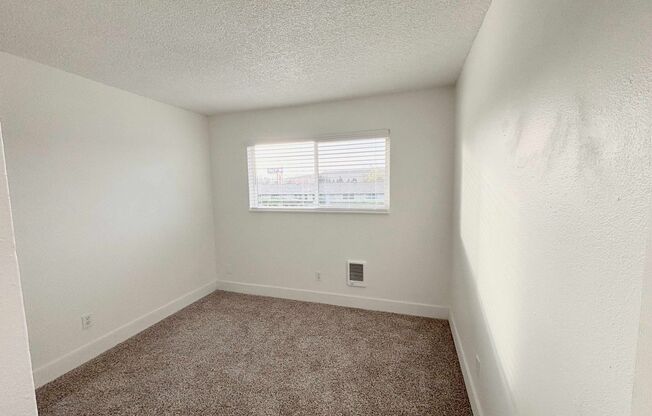 3 beds, 1 bath, 800 sqft, $1,595, Unit 53