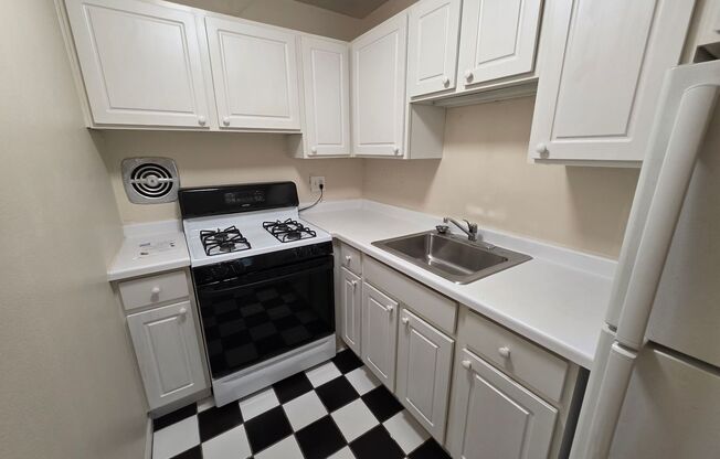 2 beds, 1 bath, $1,425, Unit 112