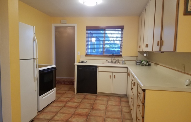 Downtown Burien duplex - main floor rambler unit - 3 bedroom 1 bath, storage & washer/dryer! Available NOW!