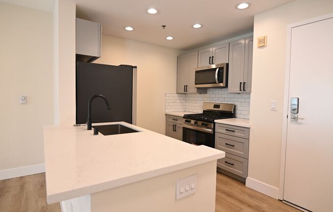 2 beds, 1 bath, 760 sqft, $2,774, Unit 204