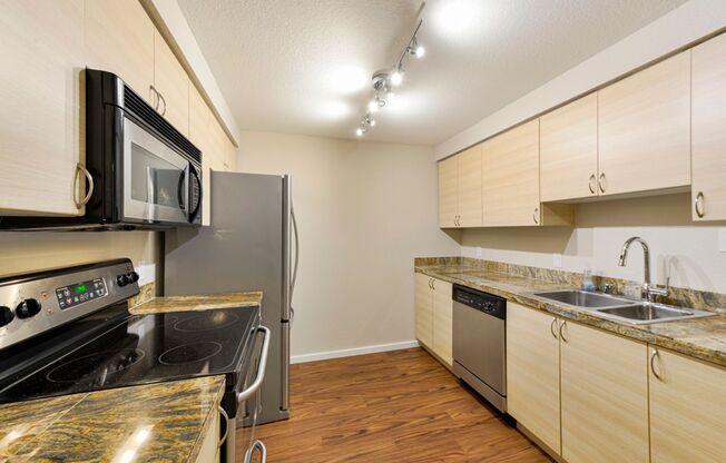 Available Now! Beautiful Kirkland Condo - 2 Bed 2 Bath - Great Commuter Location