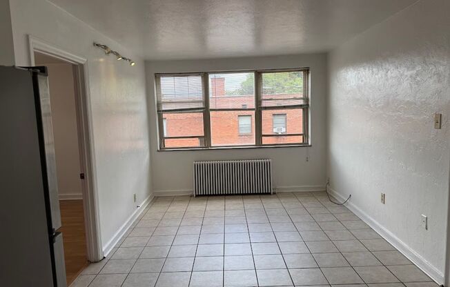 3 beds, 1 bath, 800 sqft, $2,100, Unit 406D