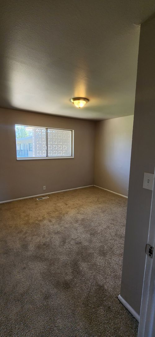 2 beds, 1 bath, 800 sqft, $995, Unit #20