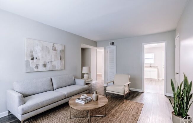 2 beds, 1 bath, 850 sqft, $1,100, Unit 00-F3
