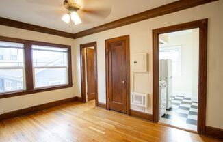 Gorgeous Close-in NE Studio: Original Woodwork, H/W Flrs, Dining Nook!