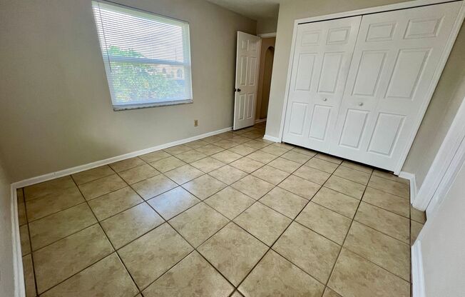 For Rent: Spacious 2/2 Duplex in Prime Location-Washer and Dryer Included!