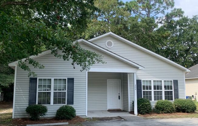 $500 OFF 1ST MONTHS RENT! 3 Bedroom 2 Bath House Available now on Charter Drive