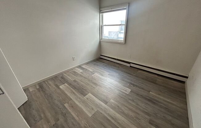 2 beds, 1 bath, $1,350, Unit 115