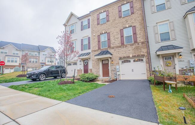 Exciting 3 BR/2.5 BA Townhome in Hanover!