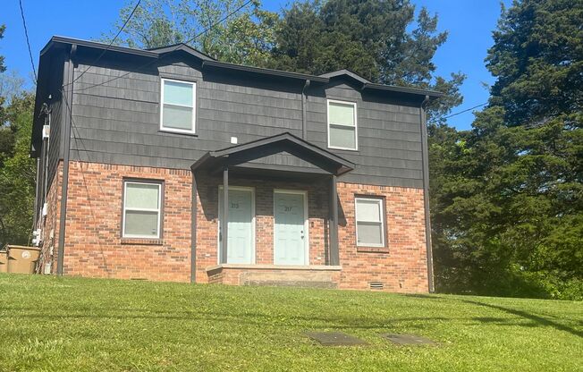 20 minutes from Downtown Nashville 1BR/1BA in Quadplex (two story quadplex)