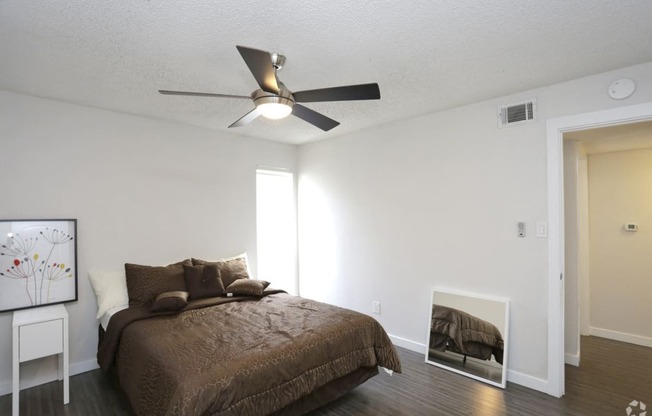 Soco at Alpine bedroom with decor