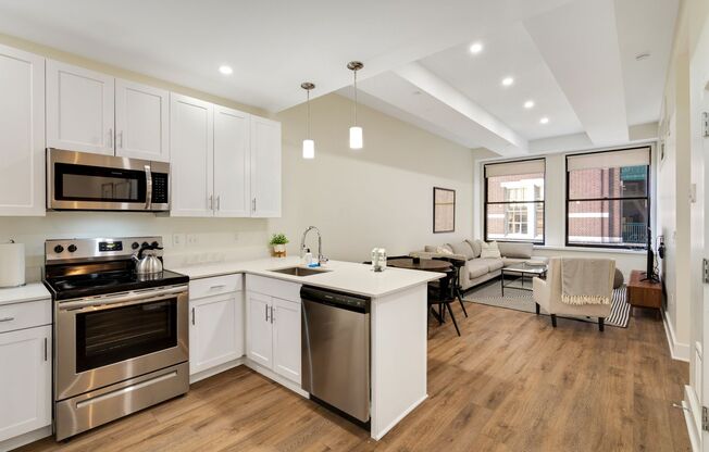 2 beds, 1 bath, 905 sqft, $2,695, Unit 813