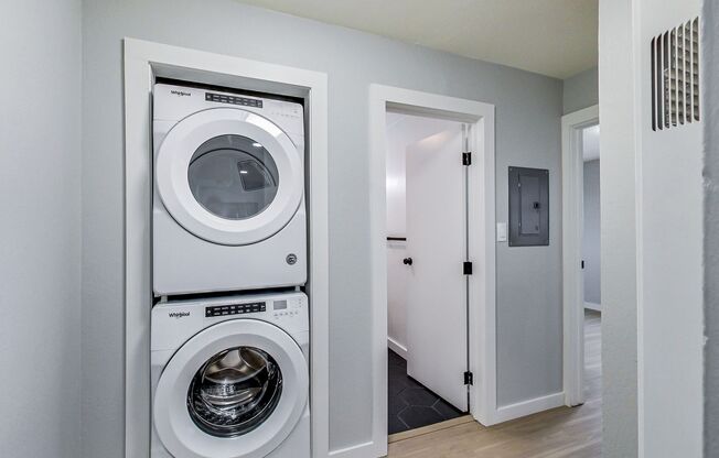 2 beds, 1 bath, 900 sqft, $2,664, Unit APT. 206