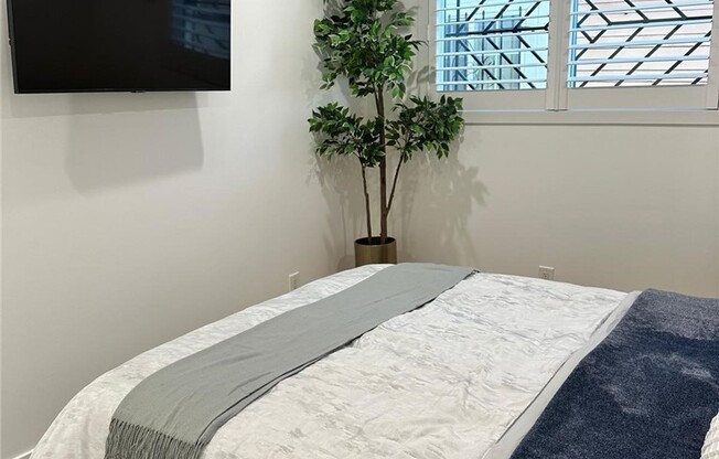 1758 1/2 W 36 ST