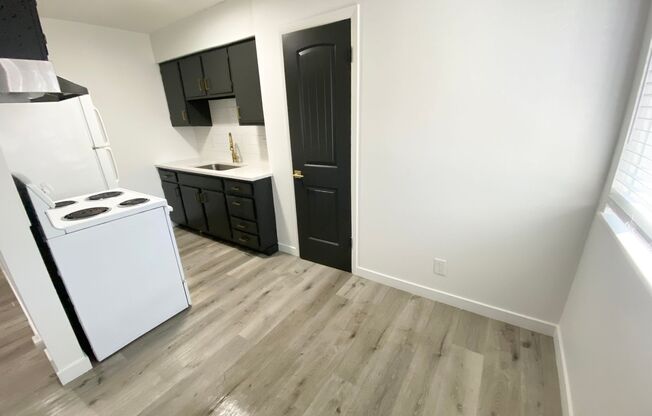 1 bed, 1 bath, 430 sqft, $1,049, Unit 1811 S Cascade Ave. - Unit 208
