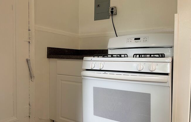 2 beds, 1 bath, $1,300, Unit 1A