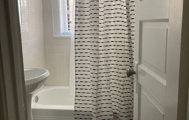 Studio, 1 bath, $1,000, Unit 1601-2B