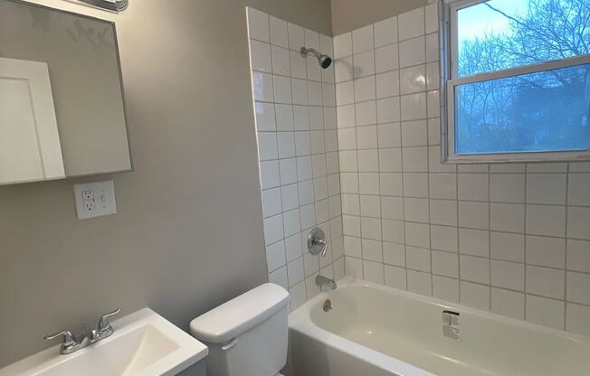 2 beds, 1 bath, $1,100