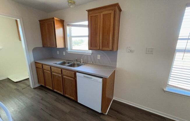 2 beds, 1 bath, $795, Unit 202 Truman Ave W. Unit C