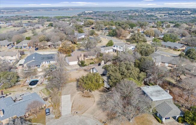 Single-Family Home in Woodway, TX