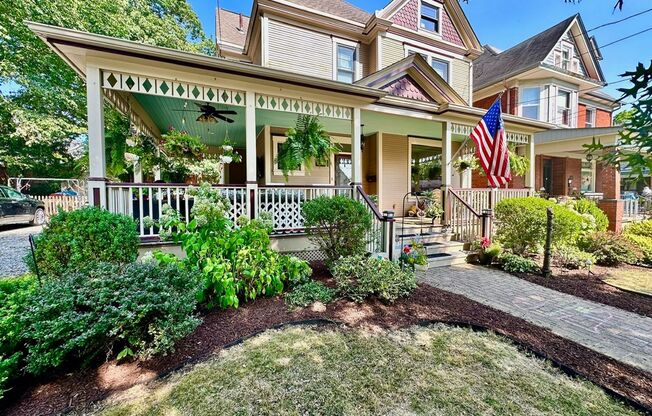 516 Fourth Street 1.2 miles to CC, 4 Bed 2.5 Bath