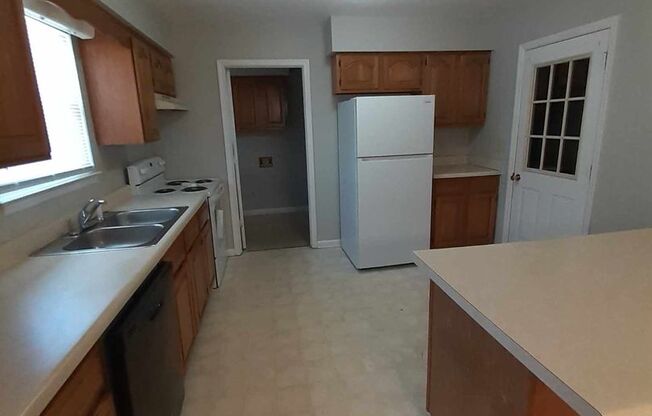 3 beds, 2 baths, $1,350