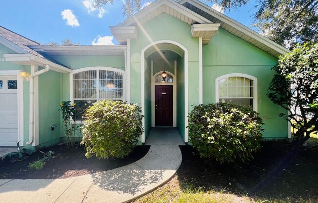 Lovely home with sunroom in Greenfield Lakes