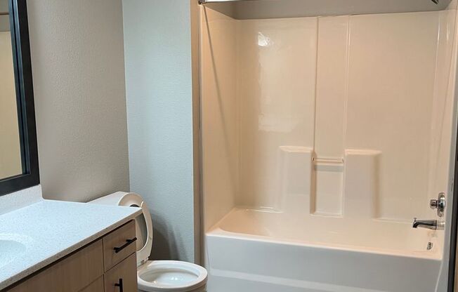 Studio, 1 bath, 640 sqft, $1,085, Unit 403