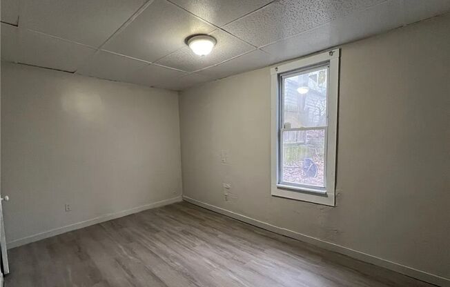 2 beds, 1 bath, $775, Unit Down