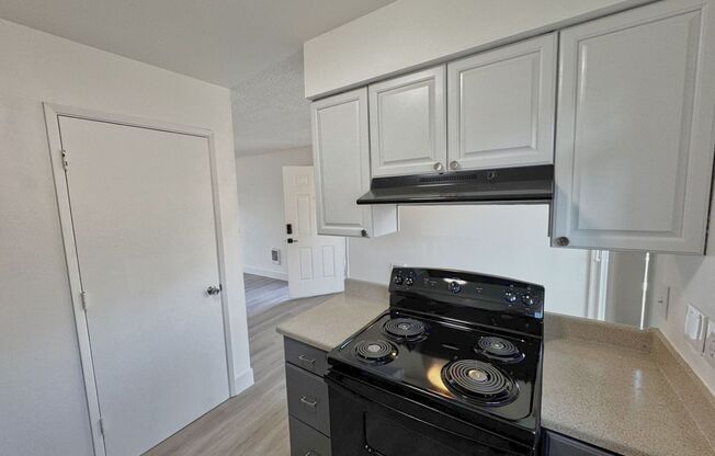2 beds, 1 bath, 890 sqft, $1,595, Unit 14