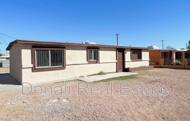 2302 E LYNNE LN