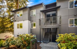 2 Bed, 1 Bath Condo with Easy Access to I-405