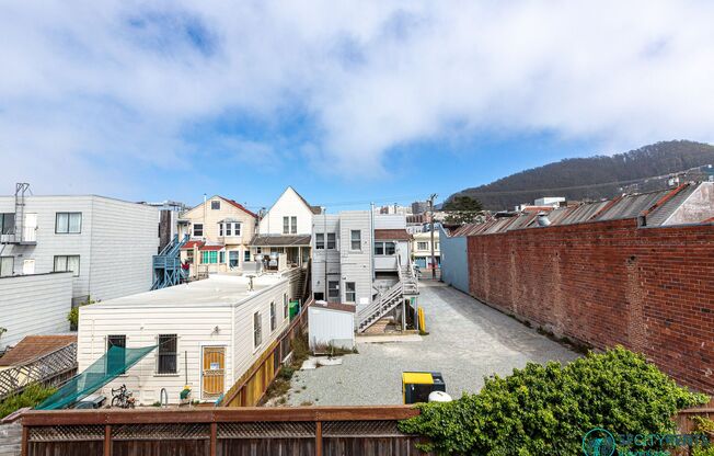 Inner Sunset: Bright 2nd Floor Studio w/ Laundry Onsite