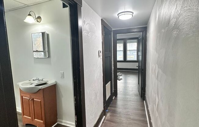 3 beds, 1 bath, $1,299, Unit 648 Center Ave Unit 1