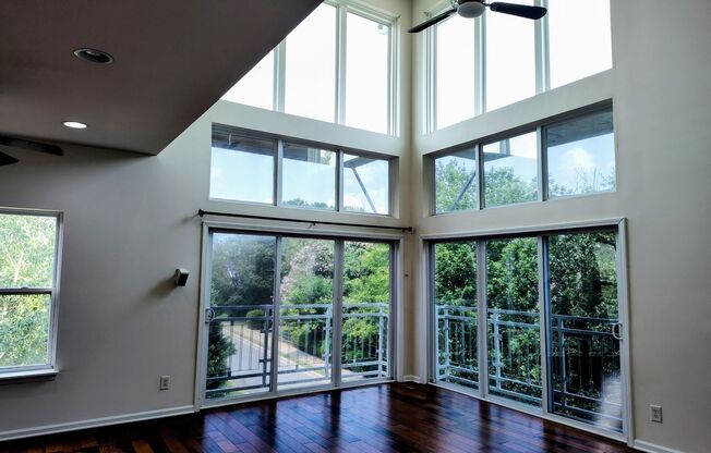 Beautiful Condo located in The Reinassance Community!