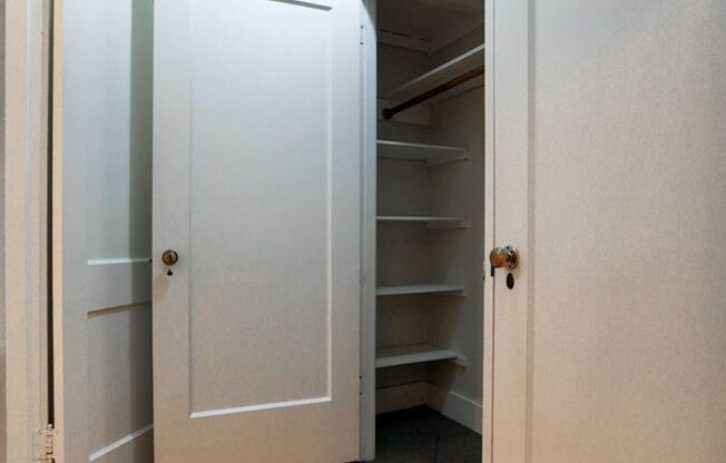 Studio, 1 bath, 425 sqft, $1,300, Unit 102