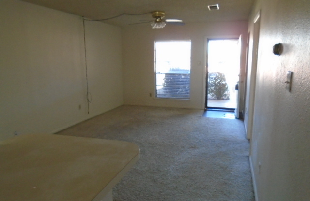 2 beds, 1 bath, $995