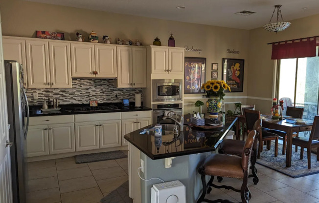 Welcome to Anthem Country Club offering a community golf course, guarded entrance, beautiful desert landscape with walking/biking trails and more!