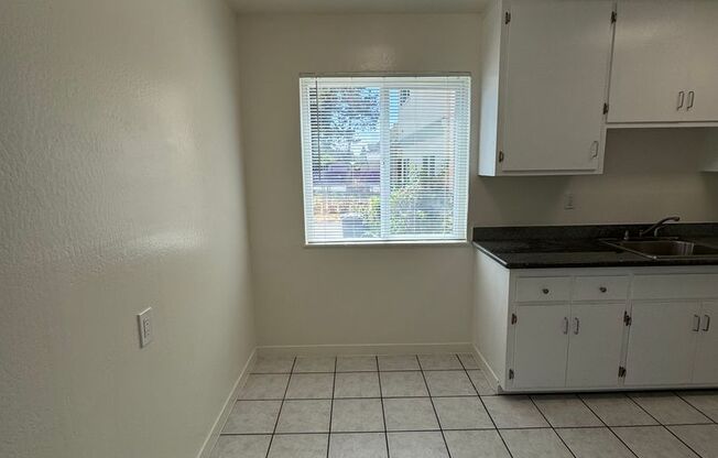 2 beds, 1 bath, 700 sqft, $2,375, Unit A