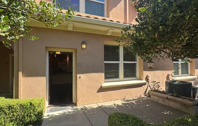 Spacious 2 Story Condo In Westlake Villas