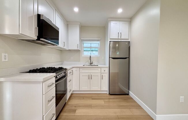 Private, Cozy, Backhouse Studio Located In Reseda!