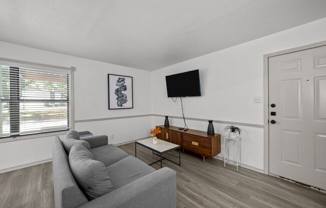 2 beds, 1 bath, $1,475, Unit 136